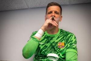 救场救成大腿什琴斯尼本已退役，复出助巴萨夺3冠&amp;今再续2年