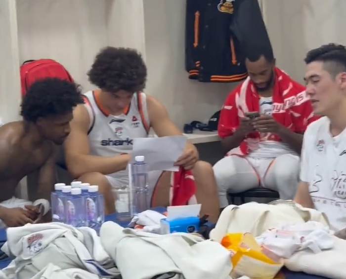 开云体育下载网址-胜广东更衣室！卢伟赞3将强调团结，领导直指别膨胀，氛围感拉满|上海|张镇麟|刘铮|比赛|古德温_新浪体育_新浪新闻