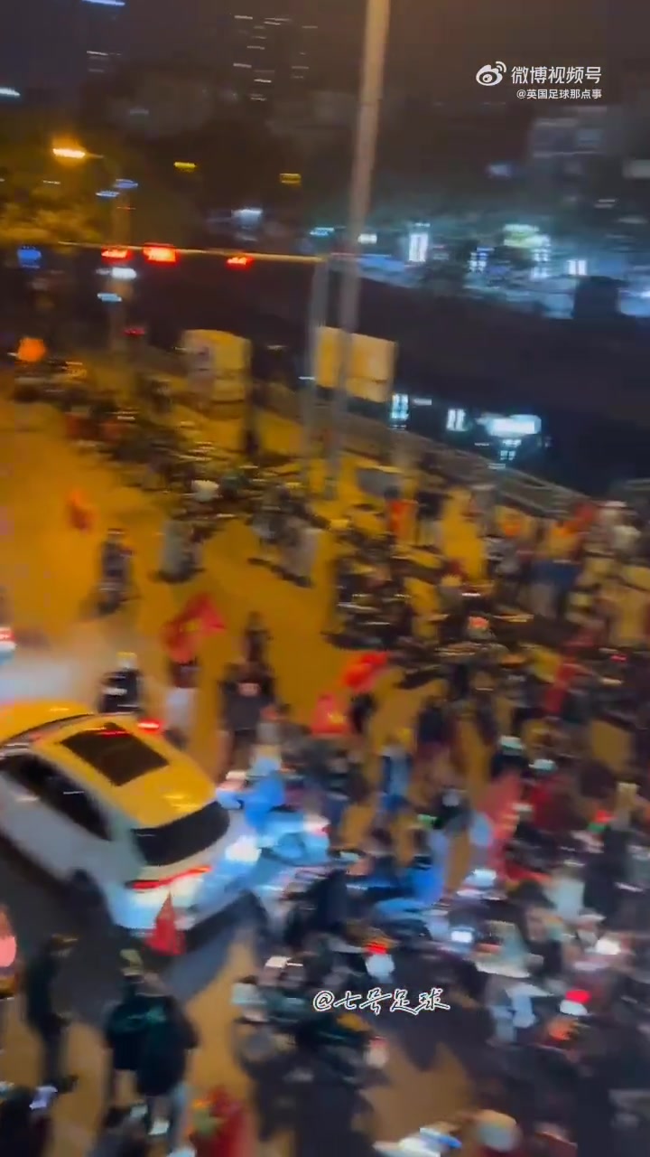 开云体育下载官网-越南U23夺季军后：国内彻夜沸腾，深夜街头摩的穿梭，喇叭声轰鸣