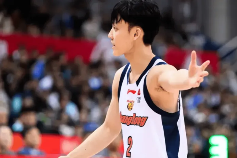 徐杰出战27分钟，投篮9中3、三分4中2得到8分4篮板7助攻